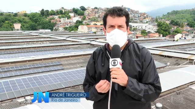 Reporter em telhado de indústria com placas solares